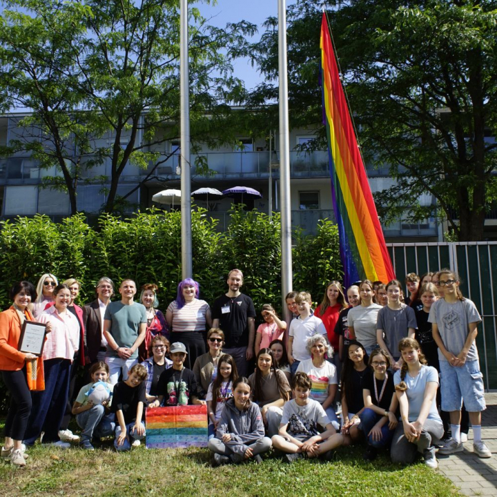 🏳️‍🌈 Flaggenhissung 2026: Unsere Schule ist Flaggschiffschule für Vielfalt